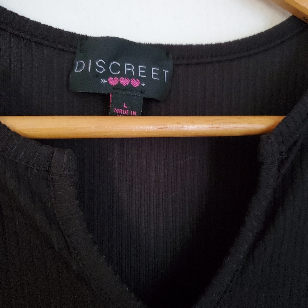Discreet Dress - Picture 3 of 4